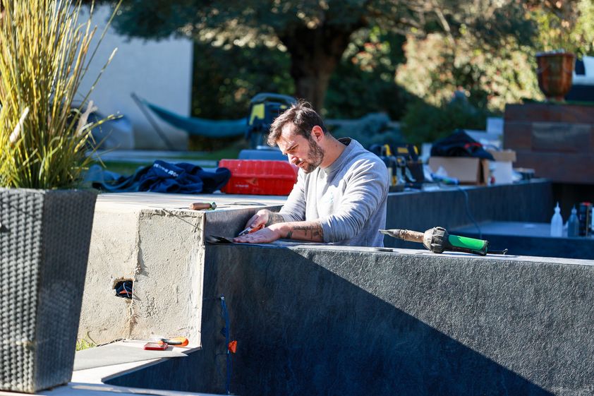 Photo d’entreprise, équipe de rénovation de piscine